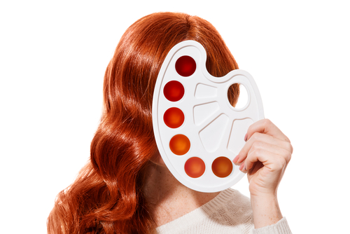 Chica con paleta de coloración preocupada por alopecia