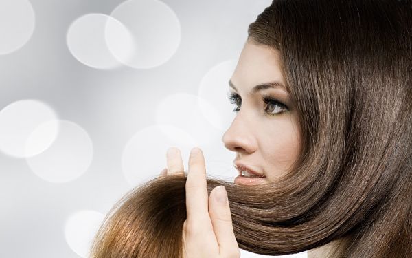 Mujer que luce un cabello sano y brillante tras un tratamiento de láser capilar de baja potencia