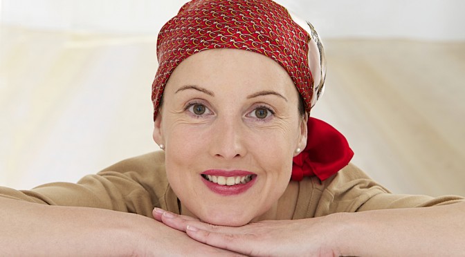 Mujer en tratamiento de Quimioterapia y alopecia