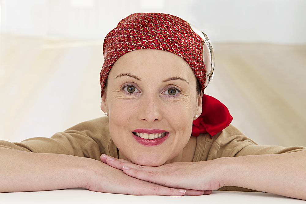 Mujer en tratamiento de Quimioterapia y alopecia