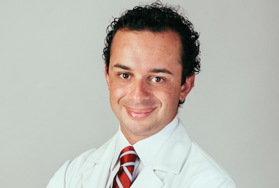 Imagen del Dr. Marco Romeo, Cirujano Plástico y colaborador de Capilárea, que nos habla del Microinjerto