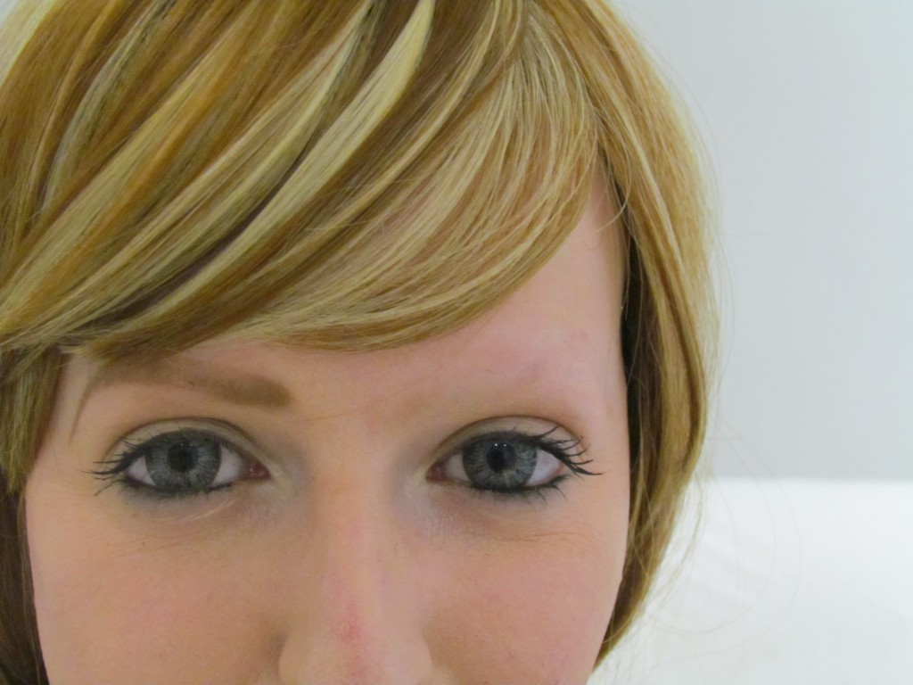 Imagen de chica con maquillaje de cejas semi-permanente