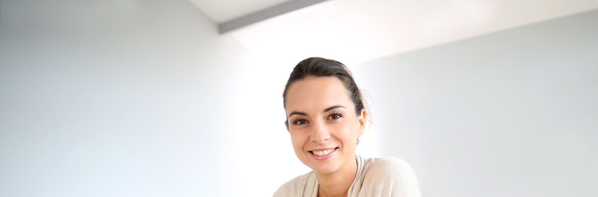 Imagen de mujer tras posible tratamiento para alopecia en cejas