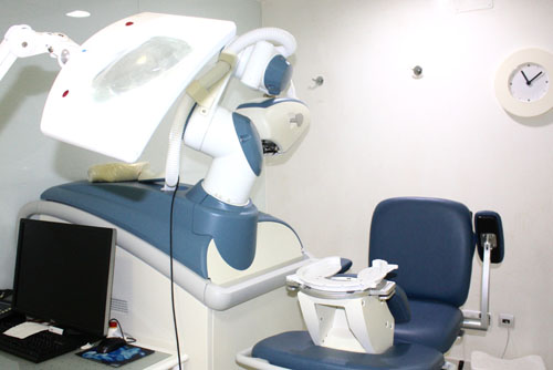 Imagen de la tecnología empleada en el Microinjerto asistido por robot