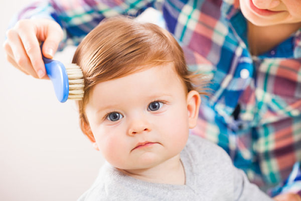 Imagen de un niño y cuáles pueden ser las causas de una posible alopecia en niños