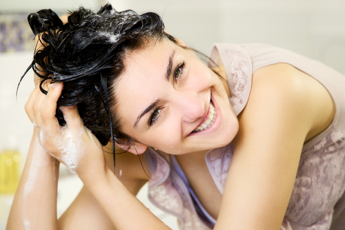 Imagen de mujer que aprende a cuidar el cabello en casa
