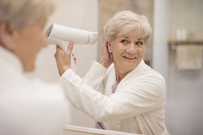 ¿Qué es la alopecia femenina por envejecimiento y cómo tratarla?