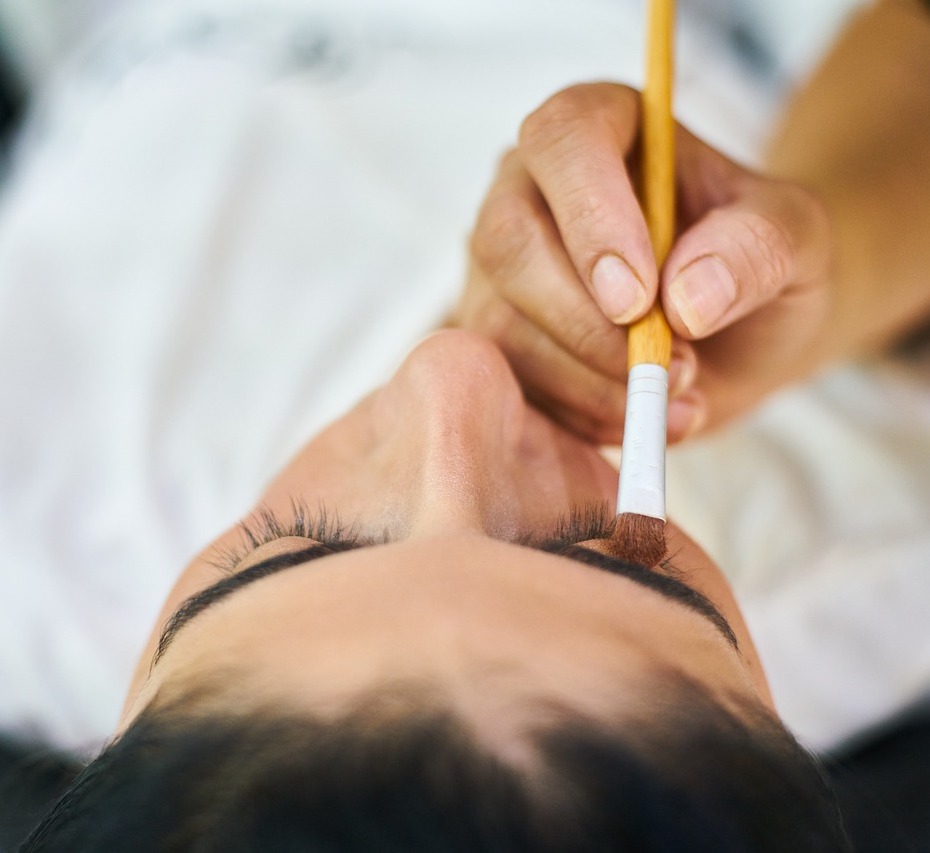 Maquillaje de cejas profesional para mujeres