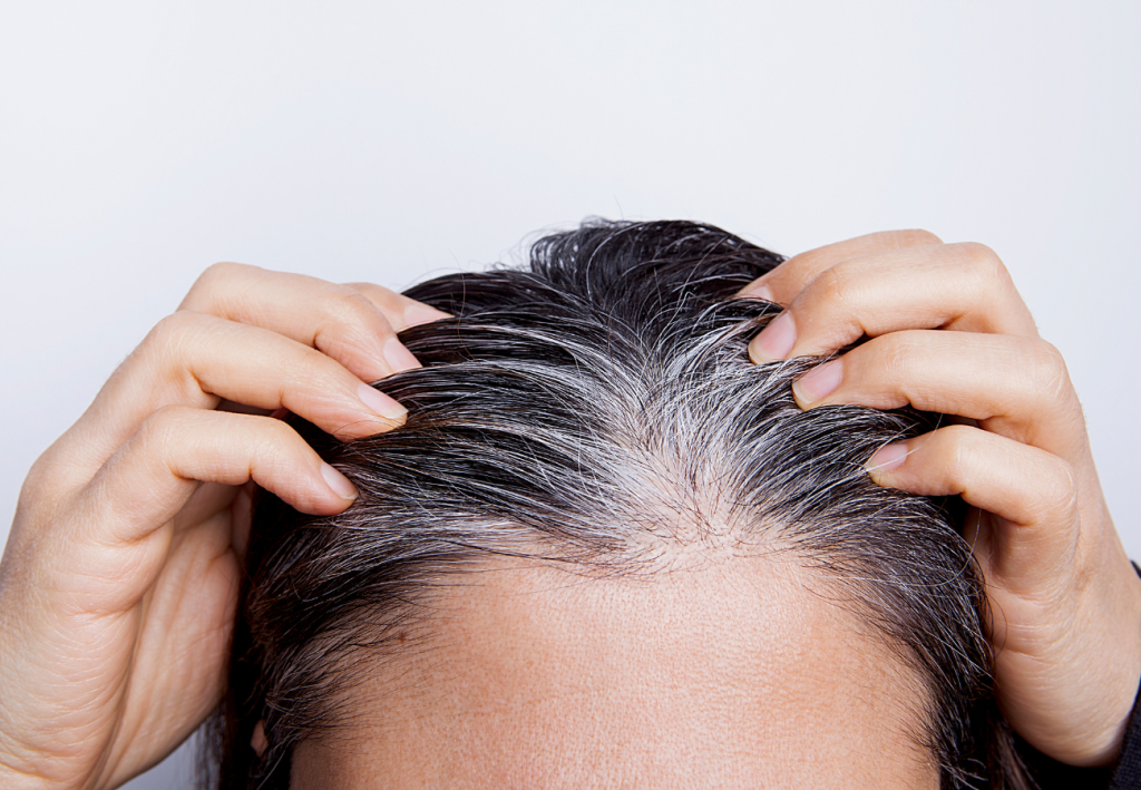mujer enseñando las canas