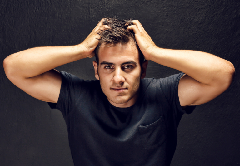 cómo fortalecer el pelo fino en hombres
